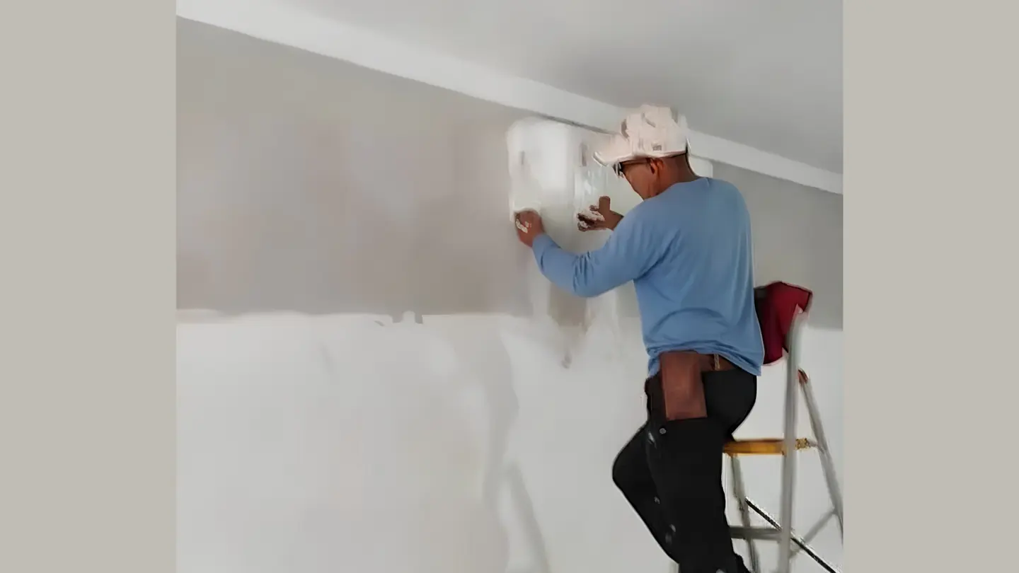 Técnico realizando instalação de ar-condicionado em ambiente residencial